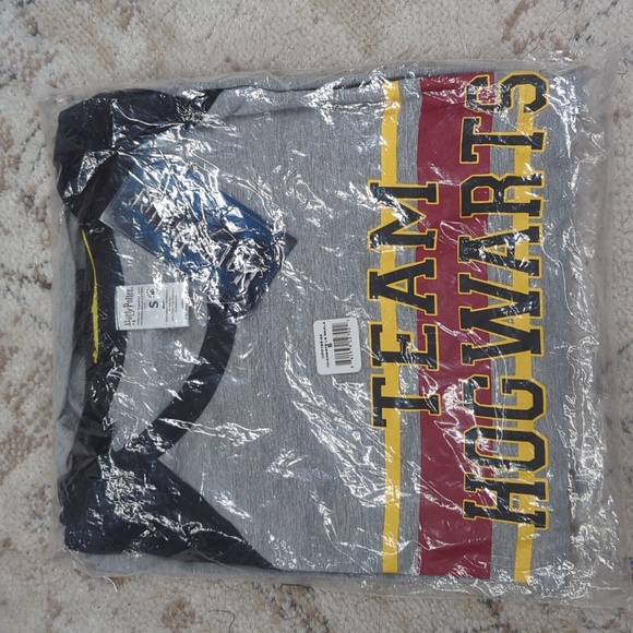 Licensed Team Hogwarts long sleeve shirt new with tags size S - Picture 1 of 2